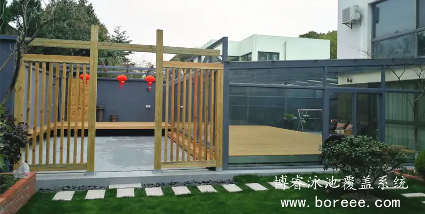 安装防腐木盖板的平移泳池盖