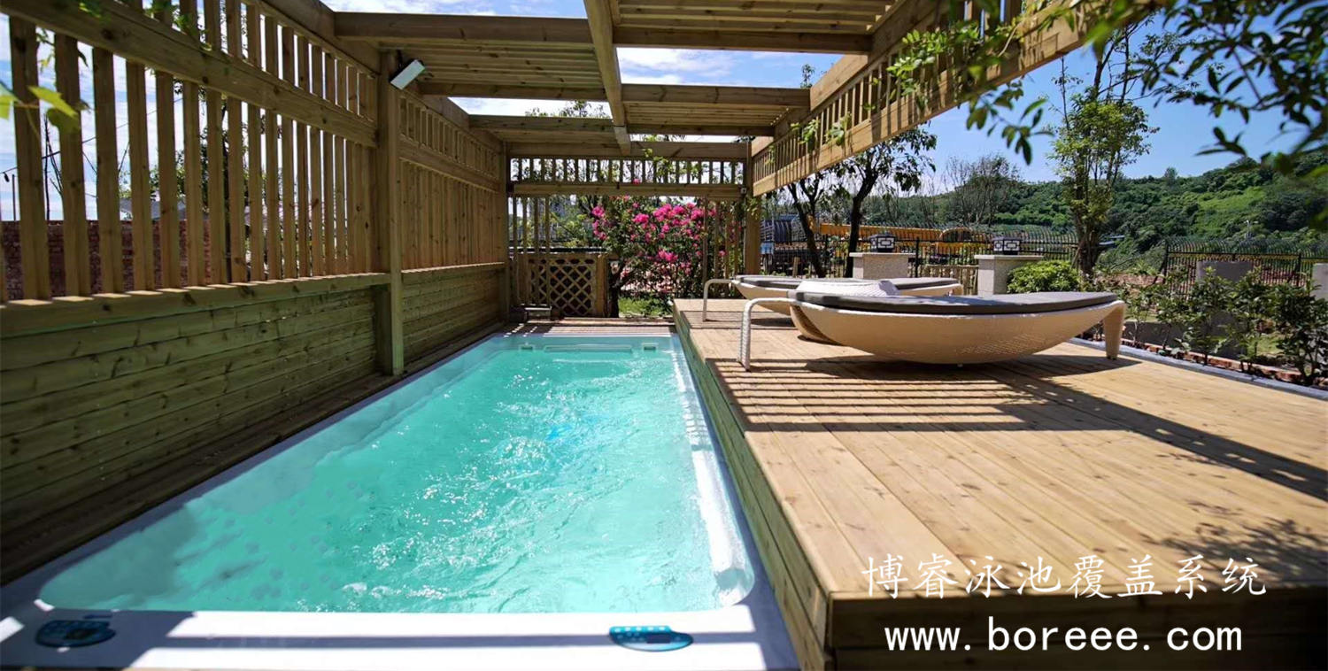 木架子房内的泳池装上平移泳池盖